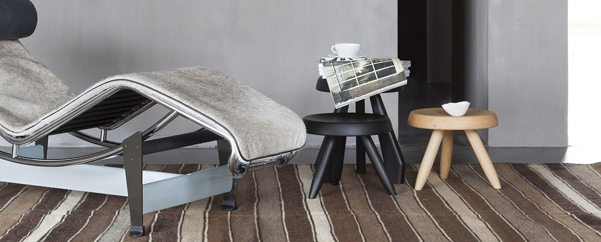 Bout de canapé / Table d'appoint / Tabouret Meribel, design Charlotte Perriand collection Cassina