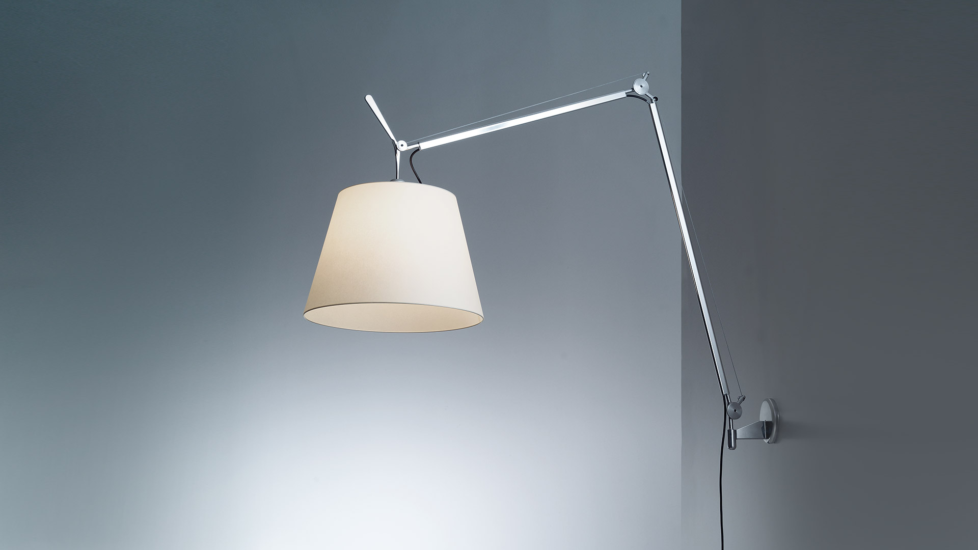 Tolomeo Mega Wall, design Michele De Lucchi et Giancarlo Fassina, collection Artemide, In Situ Quimper