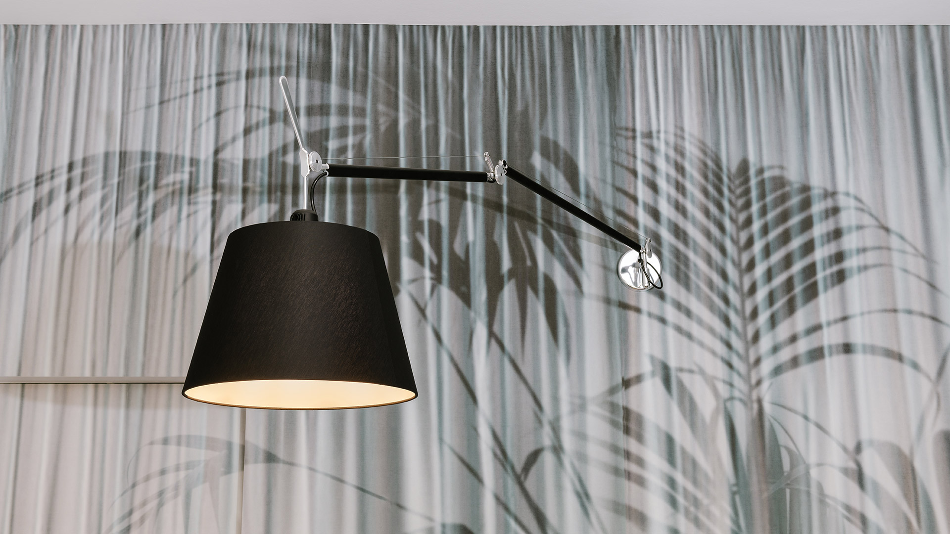 Tolomeo Mega Wall, design Michele De Lucchi et Giancarlo Fassina, collection Artemide, In Situ Quimper