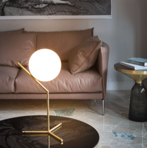 Lampe à poser IC lights T1 high, design Michael Anastassiades, collection Flos, In Situ Quimper