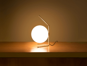 Lampe à poser IC lights T1 low, design Michael Anastassiades, collection Flos, In Situ Quimper