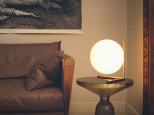 Lampe a poser IC lights T2, design Michael Anastassiades, collection Flos, In Situ Quimper